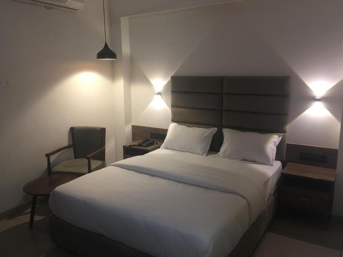 Hotel Regency Surat Exterior photo